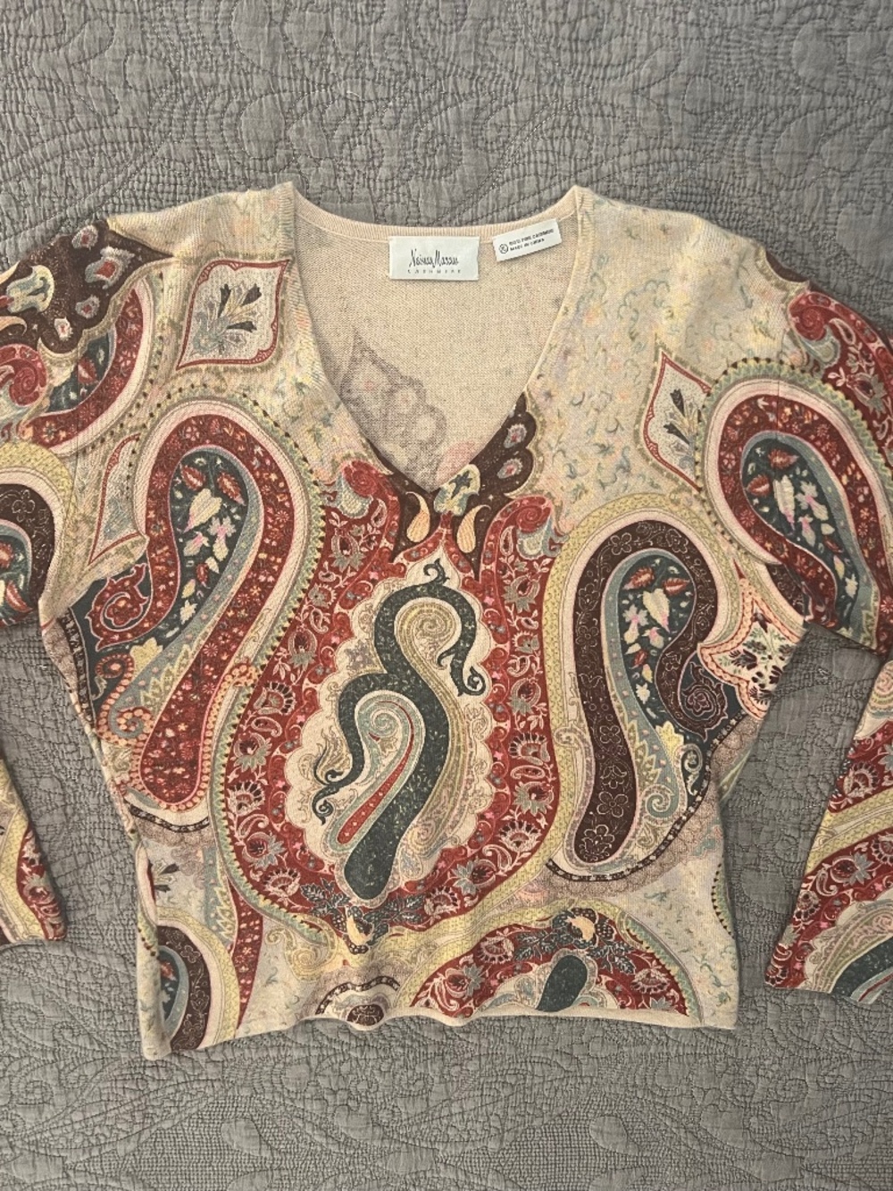 Neiman Marcus Vintage 100% Cashmere V Neck Sweater Paisley Design in Large